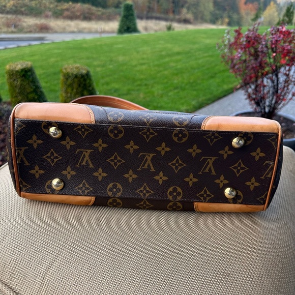 Louis Vuitton Beverly Handbag - Picture 10 of 16